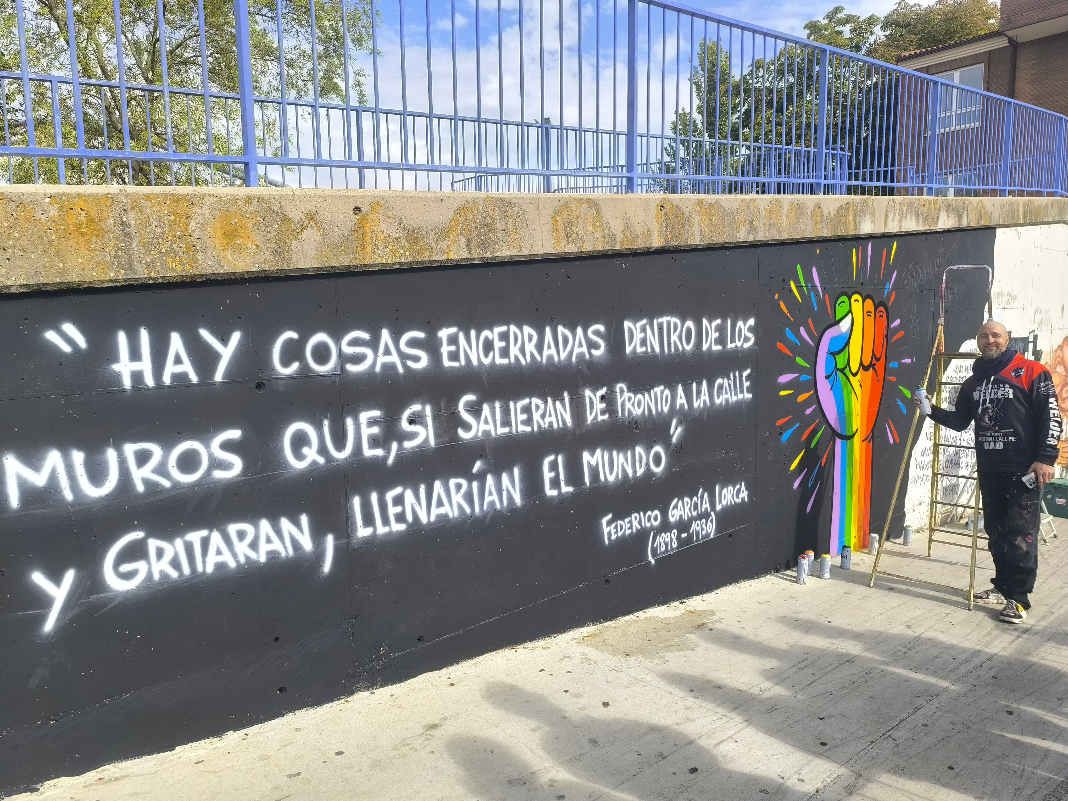 Nuevo mural en Venta de Baños para condenar los ataques homófobos sucedidos en Palencia los últimos días