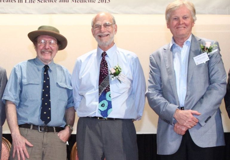 Fotografía de archivo fechada el 25 de septiembre de 2013 que muestra a los estadounidenses Jeffrey C. Hall, Michael Rosbash y Michael W. Young.