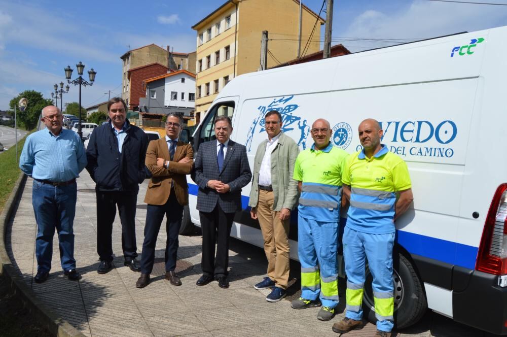 El alcalde de Oviedo, Alfredo Canteli, presenta la nueva furgoneta para limpiar grafitis, junto a l concejal de Servicios Básicos, Gerardo Antuña, y operarios del servicios de limpieza.