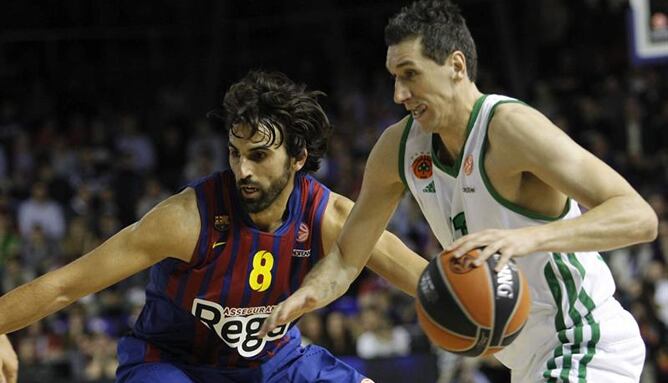 El base del FC Barcelona Regal Victor Sada (iz) trata de bloquear al base griego del Panathinaikos Atenas Dimitris Diamantidis