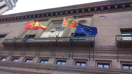 La bandera europea ondea a media asta en el balcón del ayuntamiento de Zaragoza