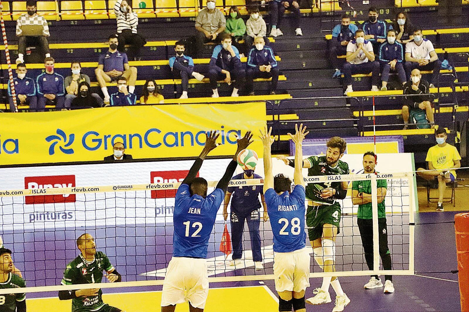 Juanmi González superando el bloqueo de Jean Pascal y Riganti.