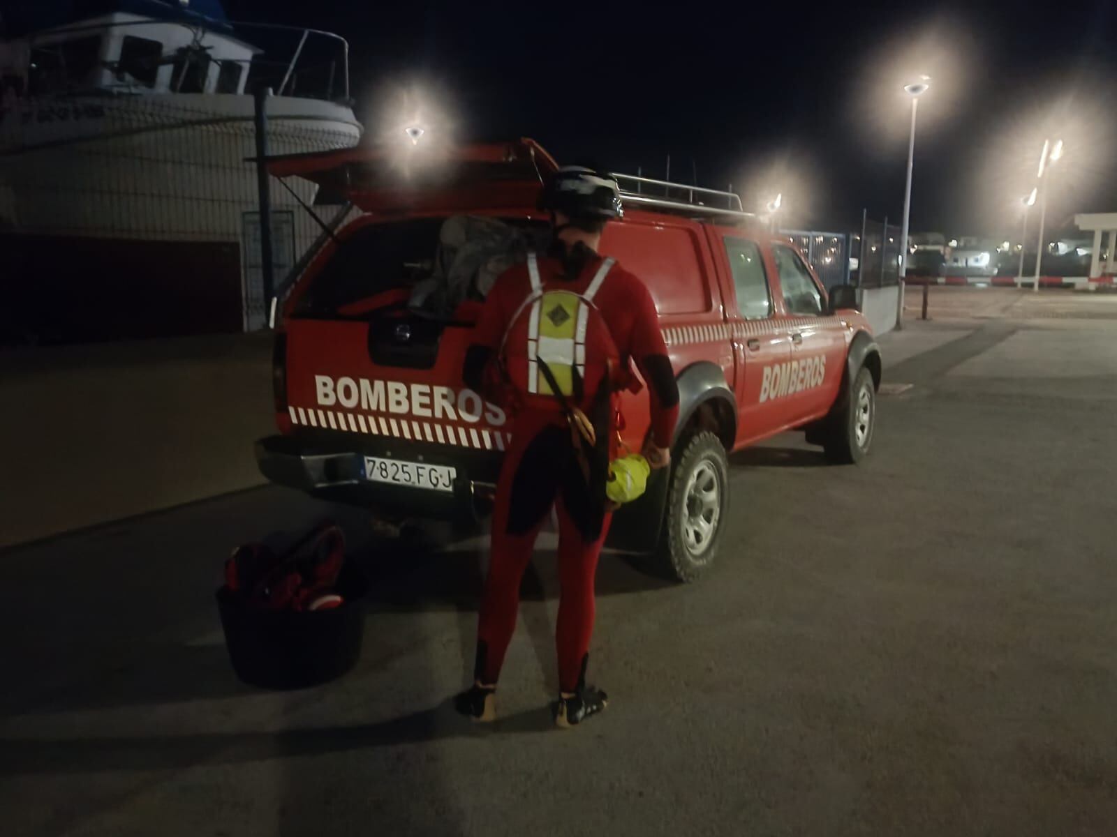 Bomberos de Lanzarote en el puerto.