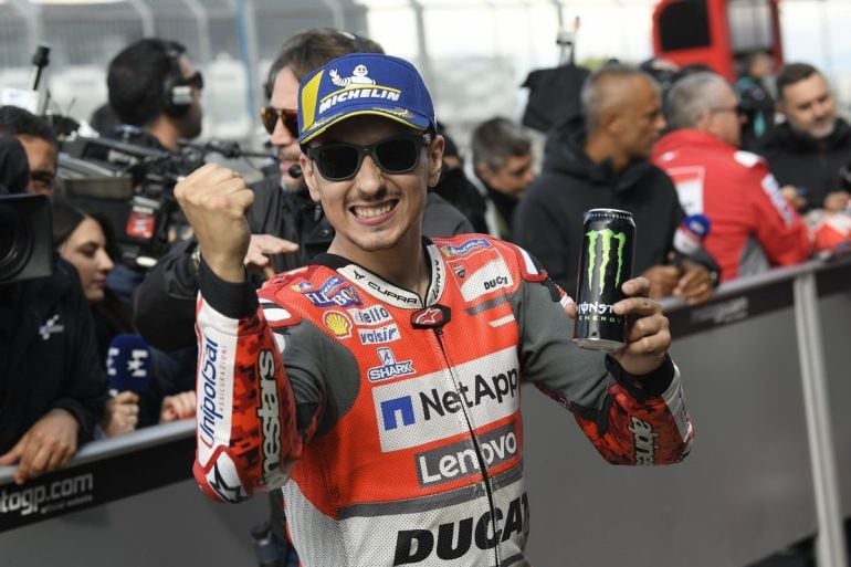 Jorge Lorenzo levanta el puño