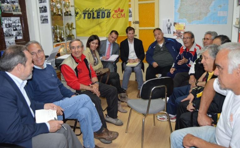 Vanessa Veiga (cuarta por la izquierda) durante una reunión de campaña del PP con representantes vecinales.