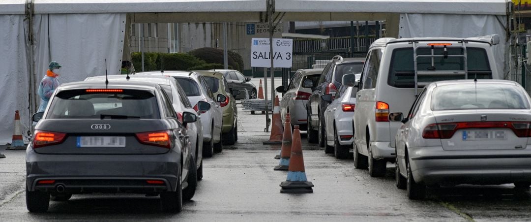 Filas de coches para recoger el test de saliva en la Avenida de Arsenio Iglesias en Arteixo