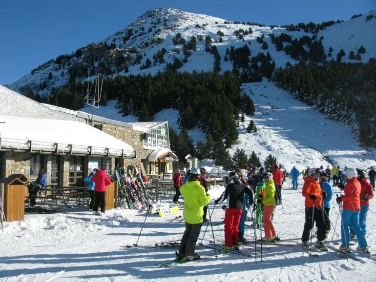 Las estaciones del Pirineo registran una buena afluencia de esquiadores