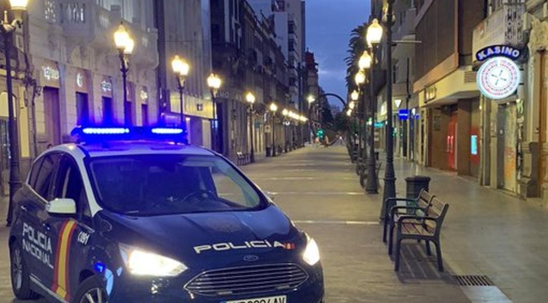 La Policía local de A Coruña vigilando que se cumplan las normas del Estado de alarma