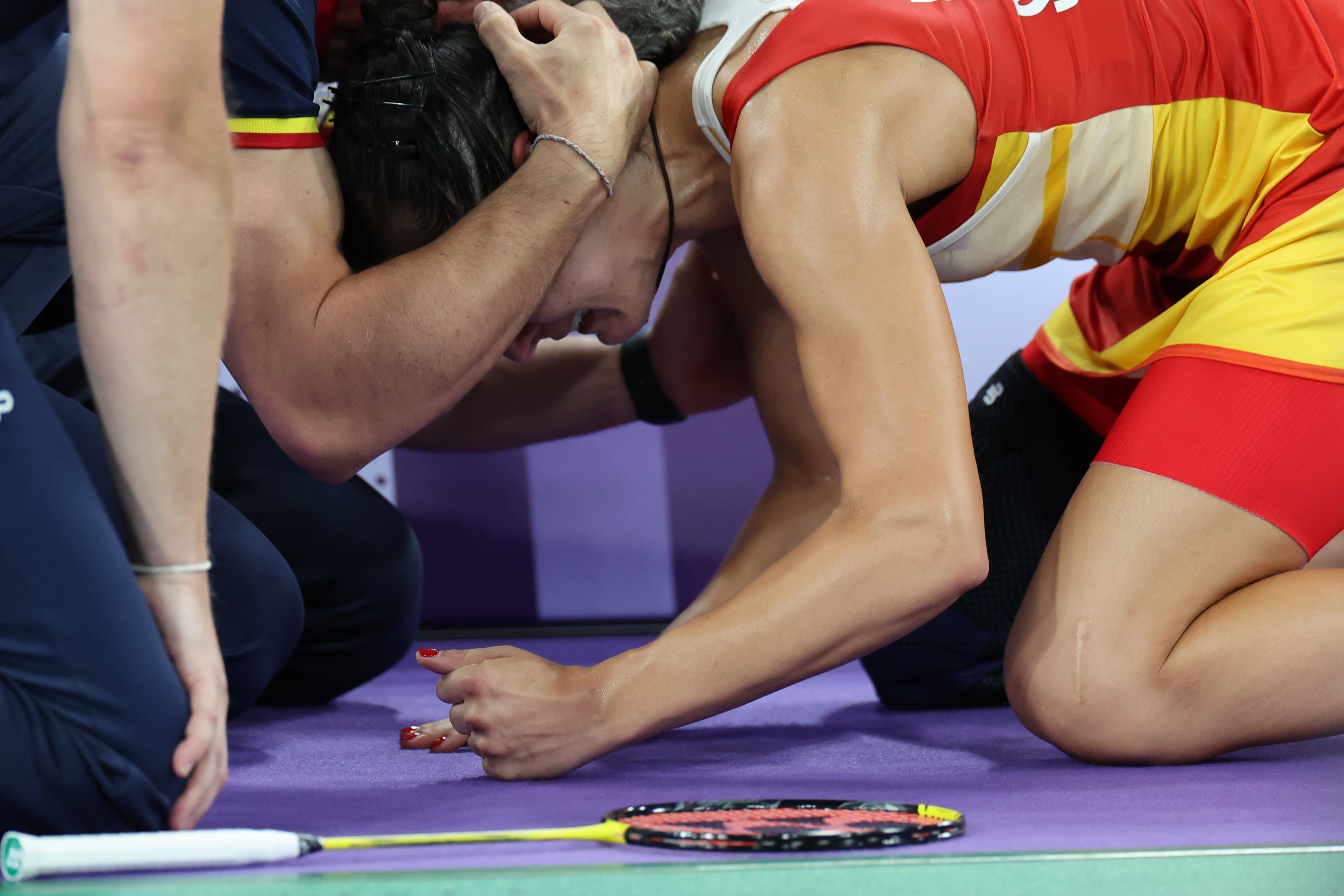 La jugadora española Carolina Marín llora junto a su entrenador Fernando Rivas