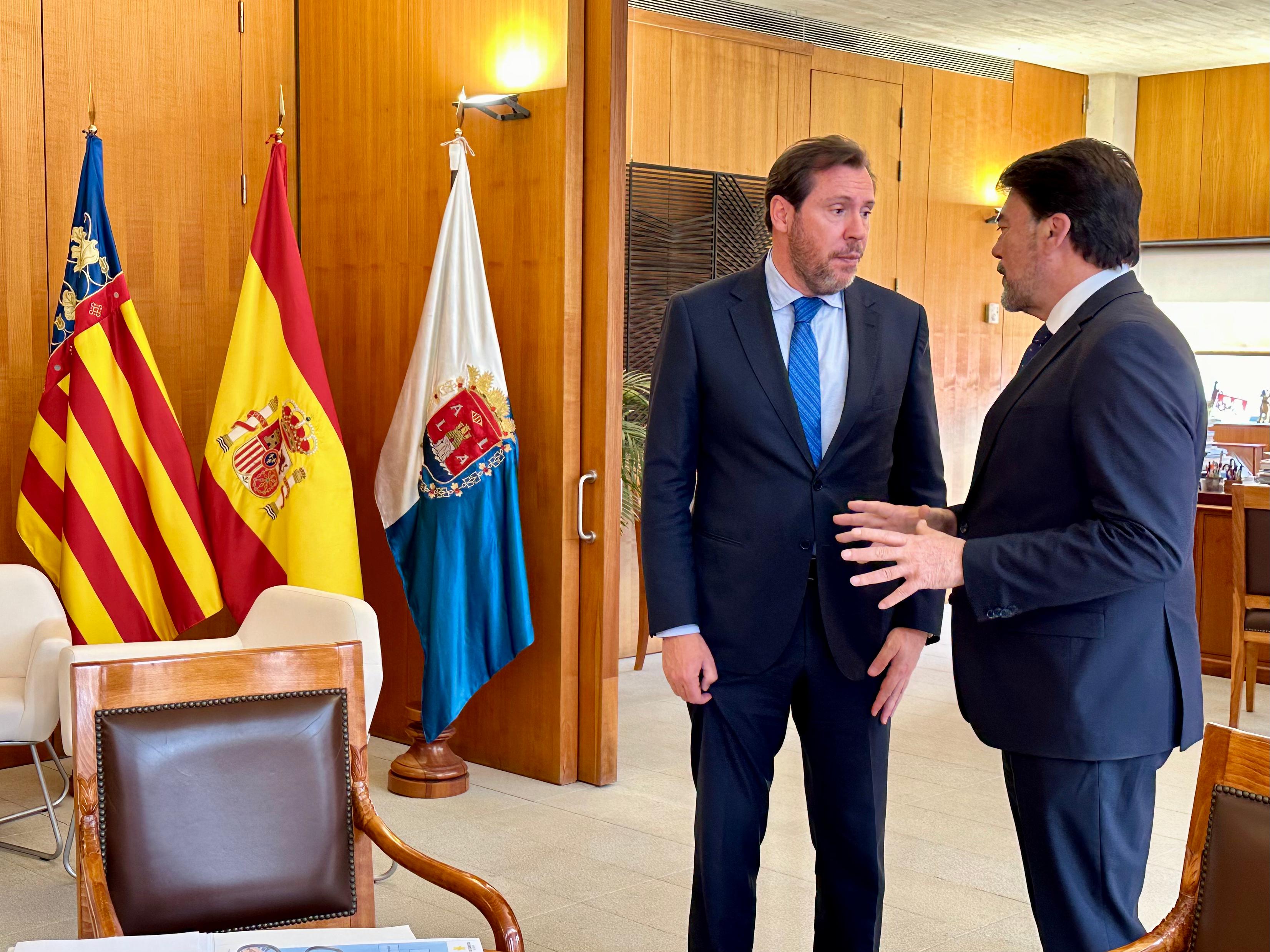 El ministro Óscar Puente dialoga con el alcalde Barcala en el despacho de Alcaldía