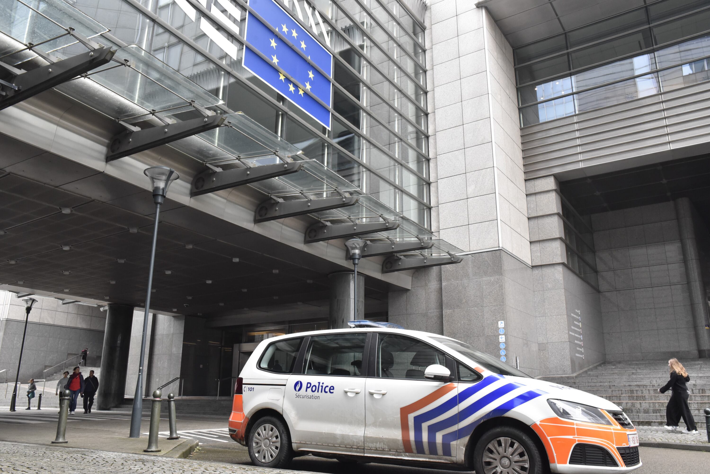 Un coche de policía junto a la sede del Parlamento Europeo en Bruselas