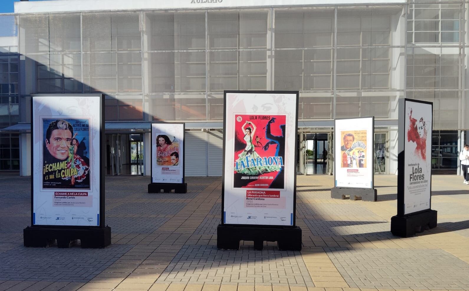 La exposición de Lola Flores ya luce en el Campus de La Asunción