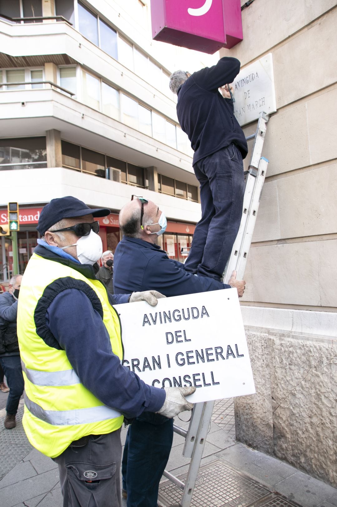 Cambio de placas en la calle de Palma.