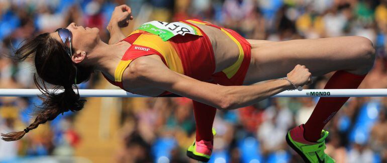 Ruth Beitia disputando la prueba de salto