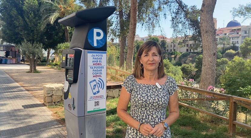 La concejala local del PP, junto a un kiosko del O.R.A.