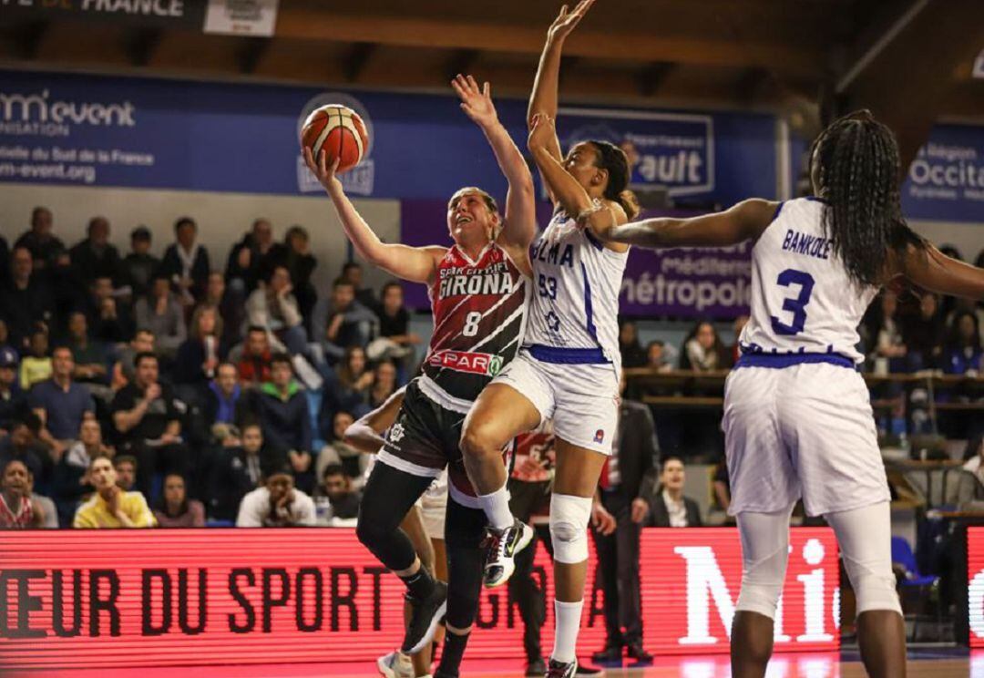 Araújo entrant a cistella.