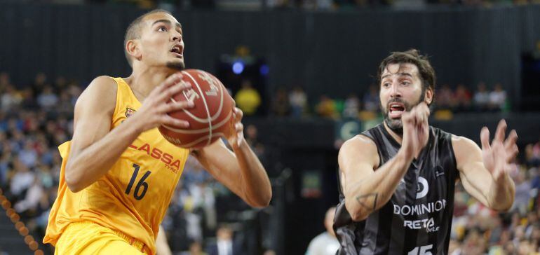 El base serbio del FC Barcelona Lassa Stefan Peno (i) entra a canasta ante el alero del Dominion Bilbao Basket Álex Mumbrú (d), durante el partido de la cuarta jornada de liga ACB disputado hoy en el Bilbao Arena