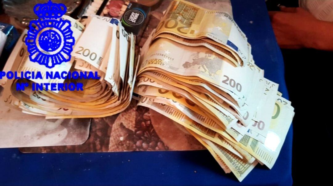 Fajo de billetes recuperado por la Policía