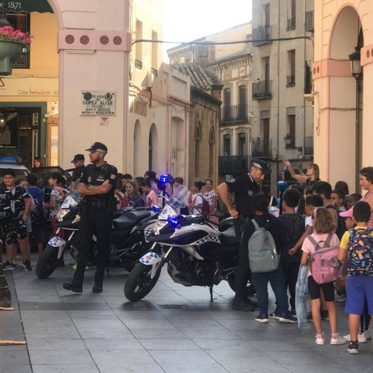 La Policía saca su trabajo a la calle para mostrar su cercanía con la ciudadanía