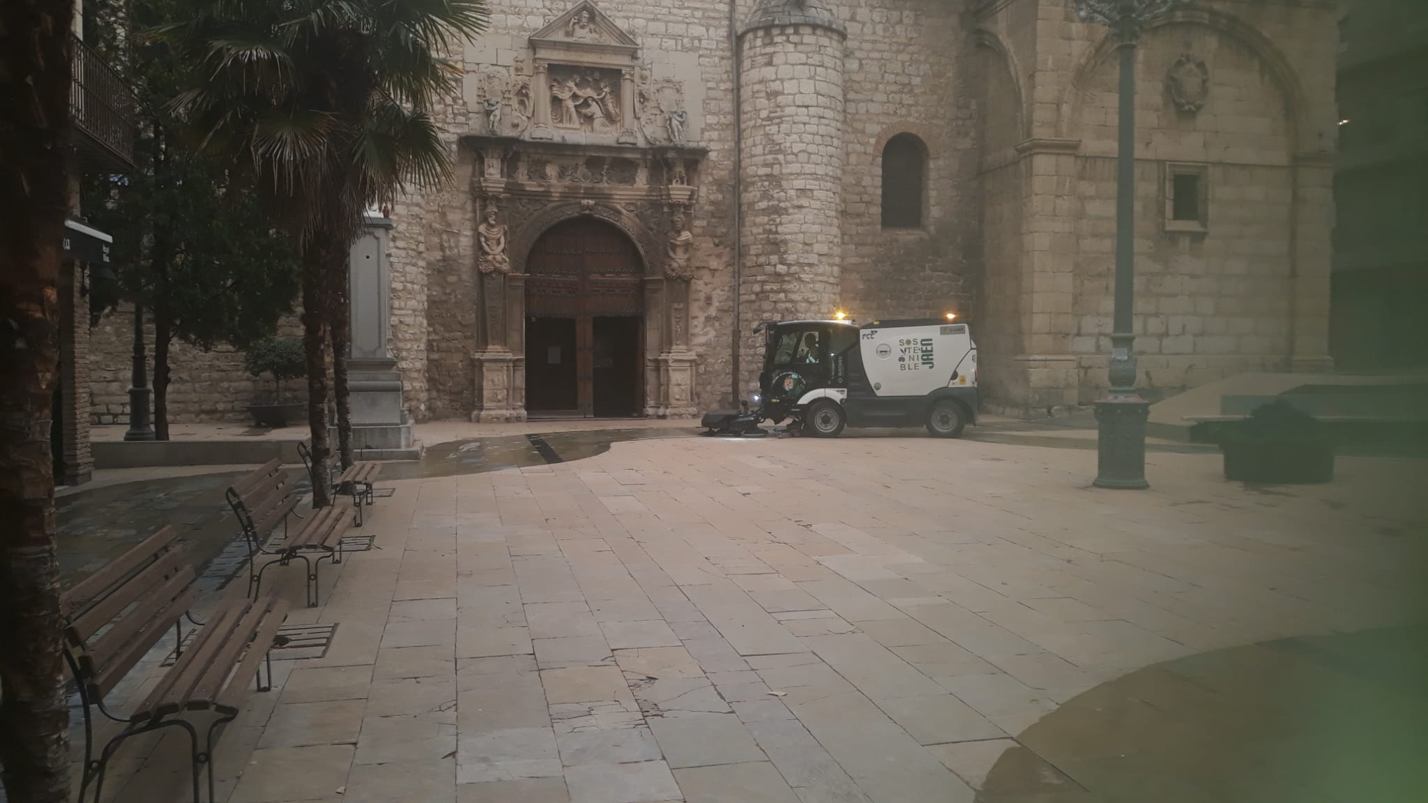 Tareas de limpieza en la plaza de San Ildefonso.