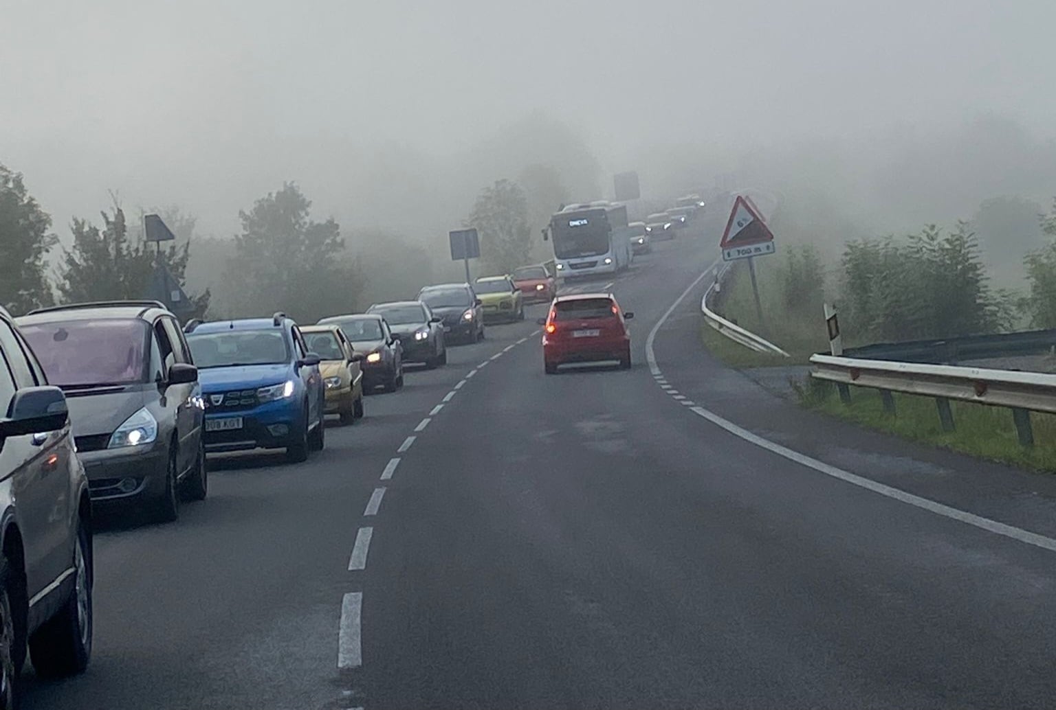 La falta de autobuses ha obligado a las familias a llevar a sus hijos en coche provocando una larga caravana