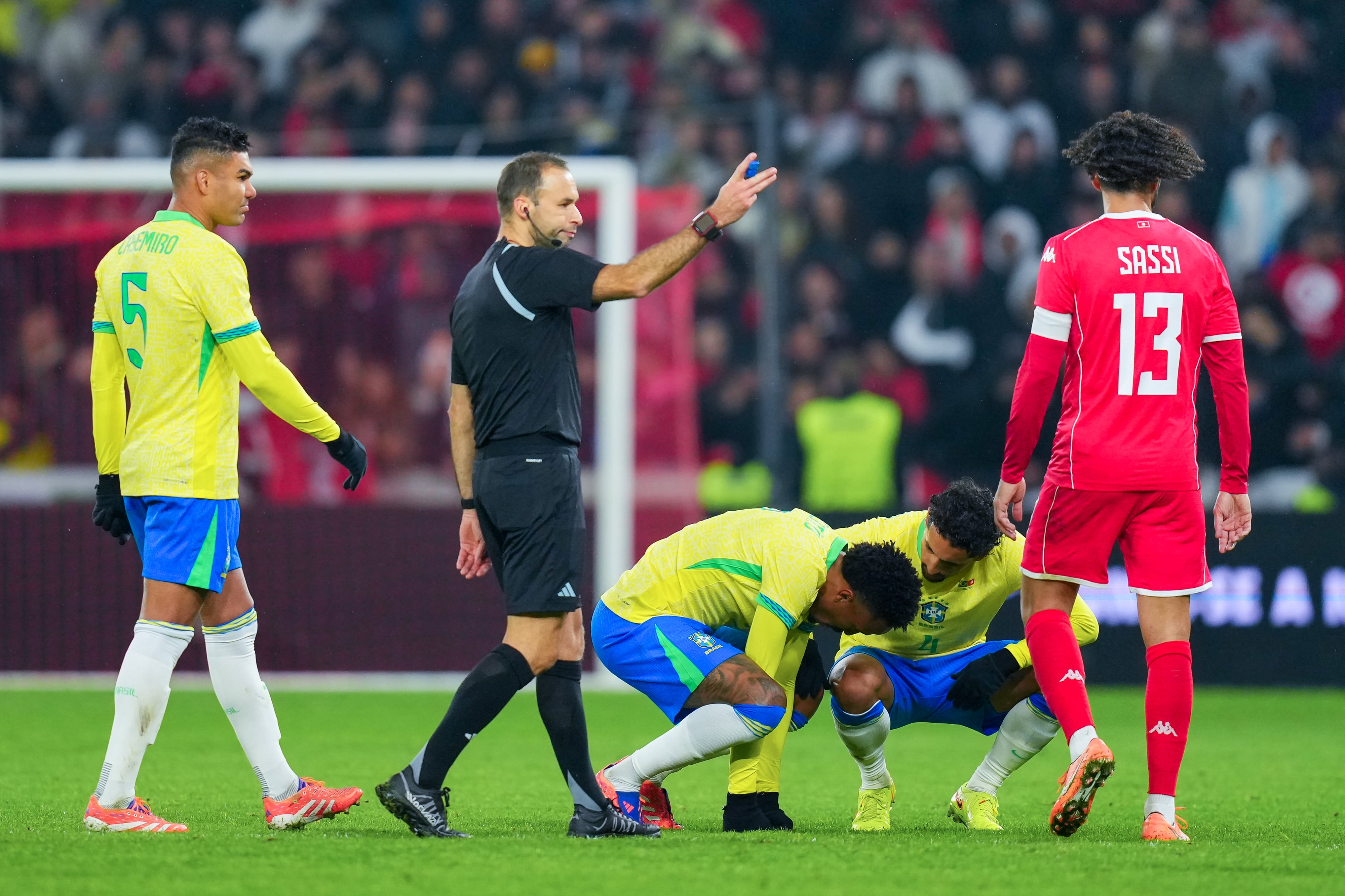Militao se echa al suelo con molestias en el partido ante Túnez