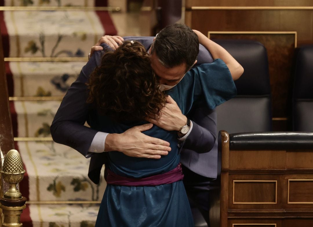 Pedro Sánchez y María Jesús Montero se abrazan tras aprobarse los Presupuestos