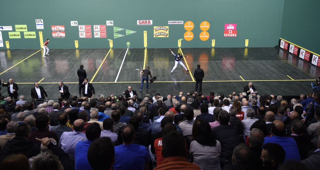 Los organizadores de un campeonato local de pelota en Azkoita (Gipuzkoa) han decidido suspender la competición masculina debido a los &quot;insultos&quot; contra las mujeres.