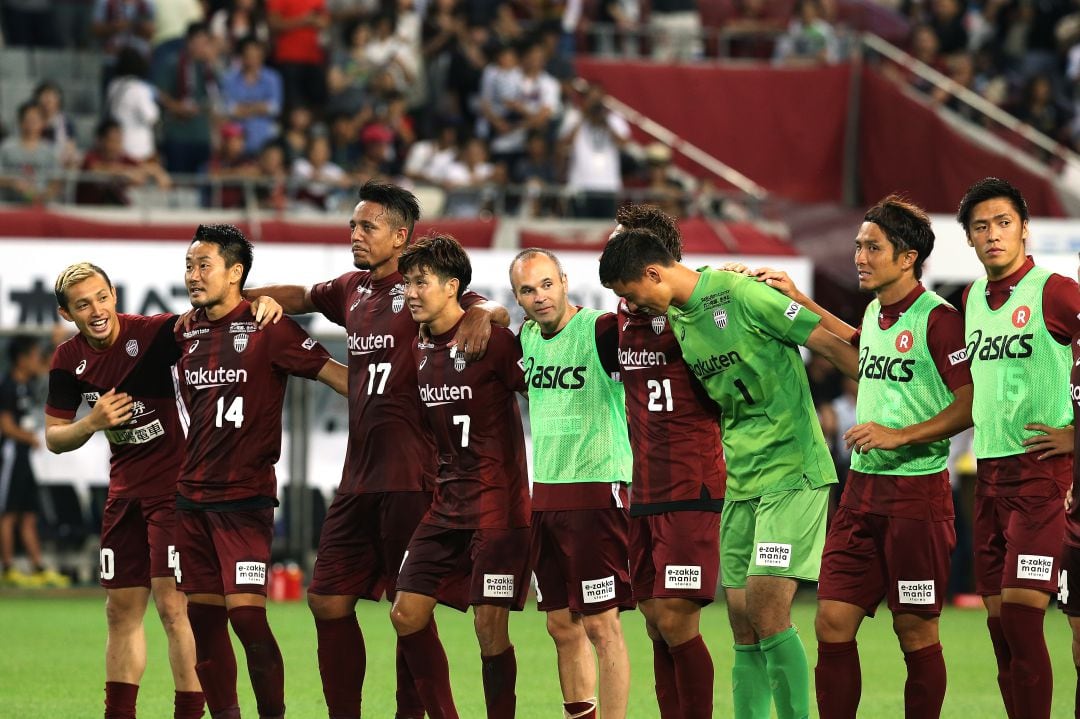 Iniesta, junto a sus compañeros del Vissel Kobe durante una tanda de penaltis