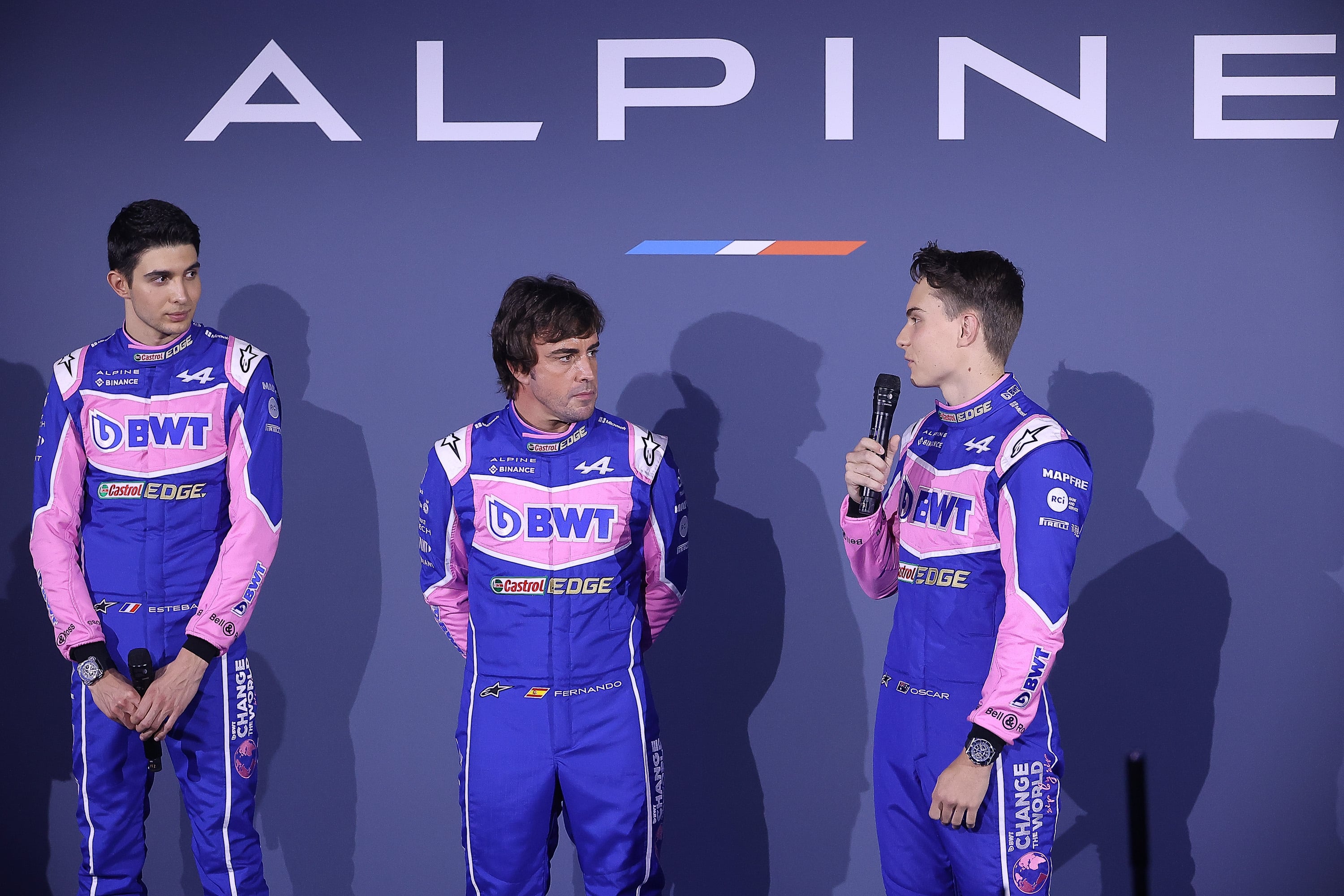 Esteban Ocon, Fernando Alonso y Oscar Piastri, en la presentación de Alpine. (Photo by Marc Piasecki/Getty Images)