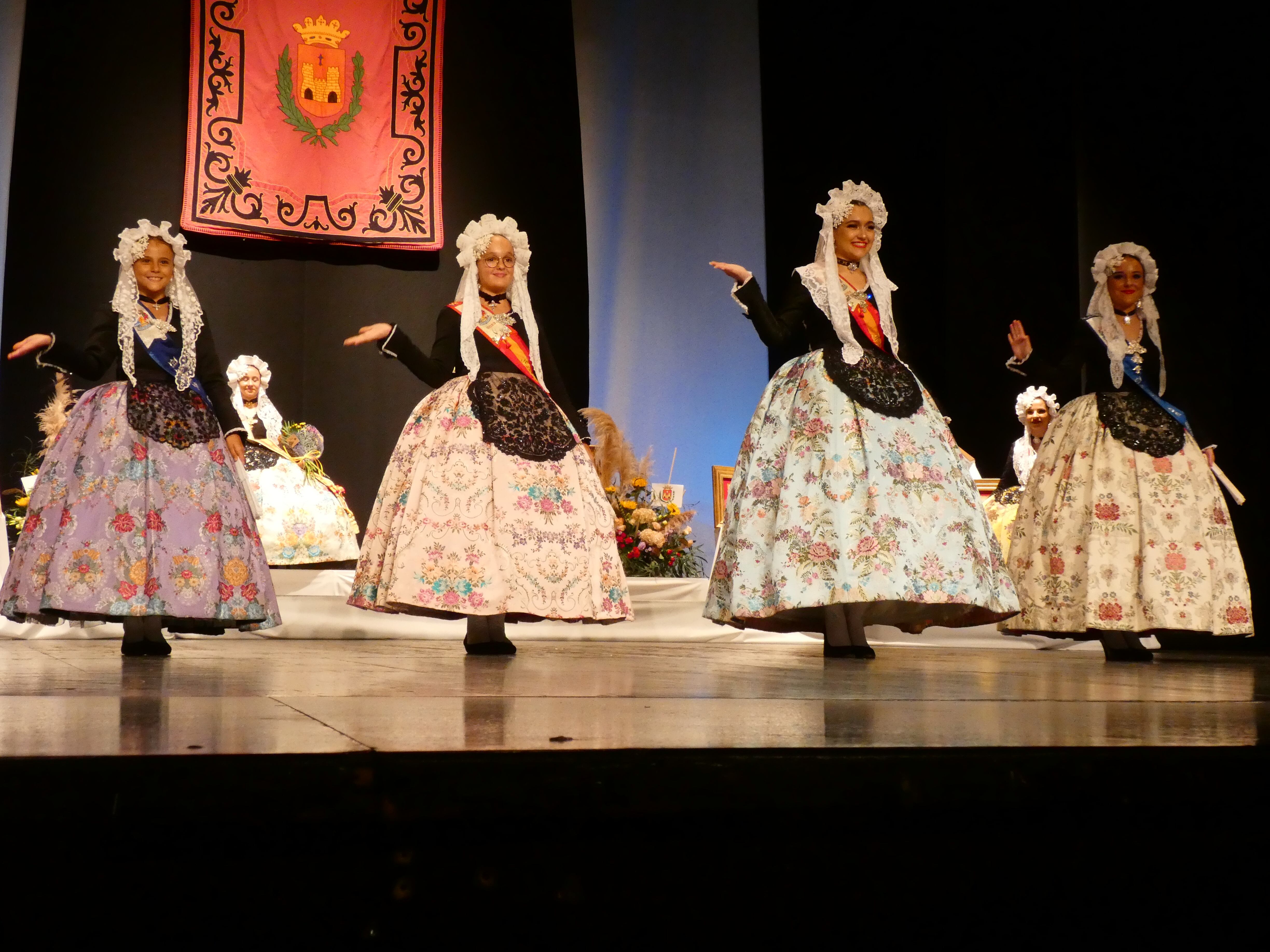 Las comisiones falleras eldenses en el acto de Exaltación de las Falleras Mayores de Elda 2023