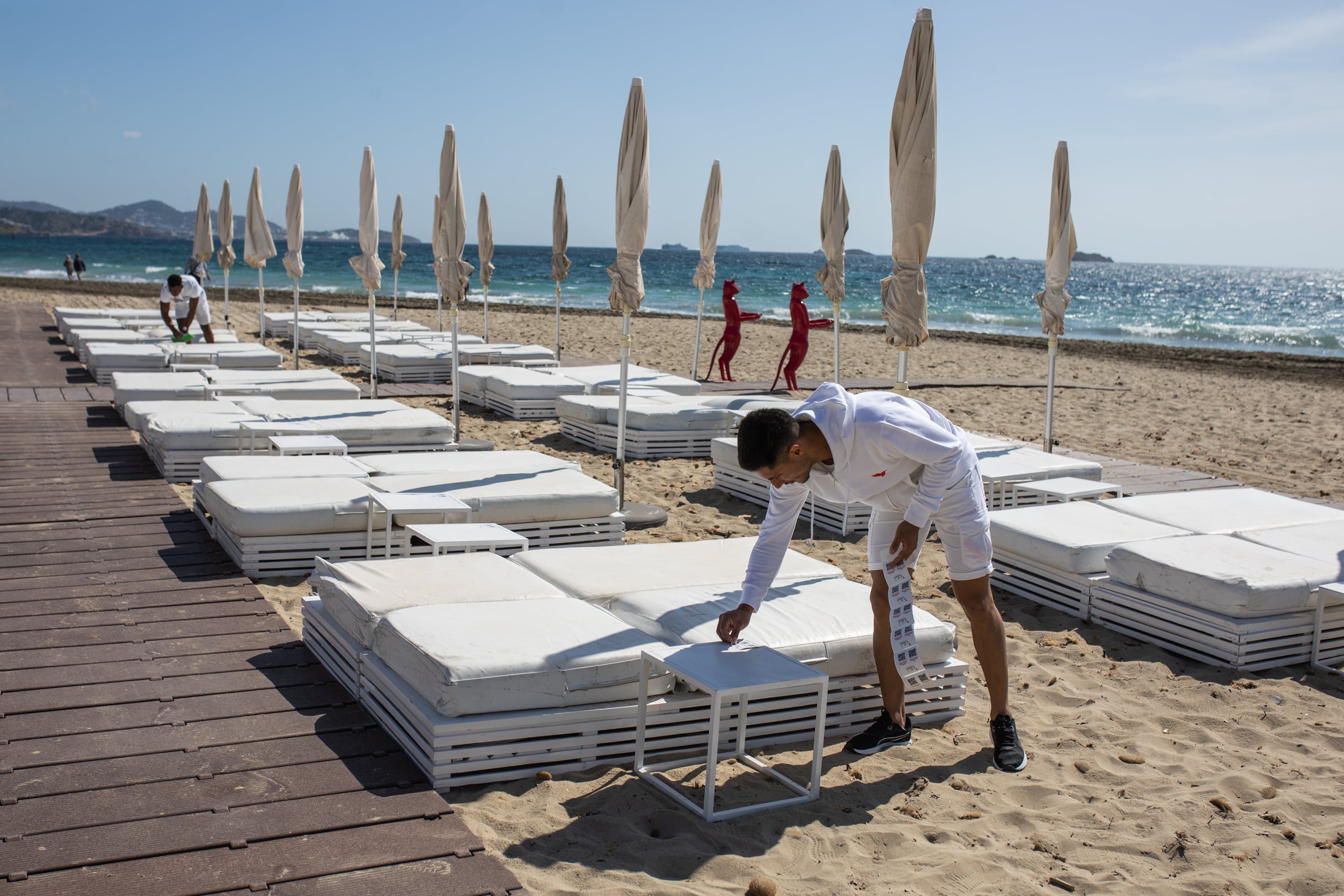 Un camarero prepara un beach club en Ibiza. Archivo.