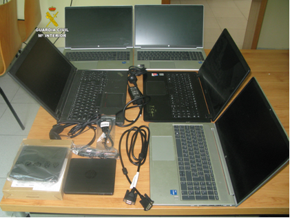 Material incautado por los agentes.