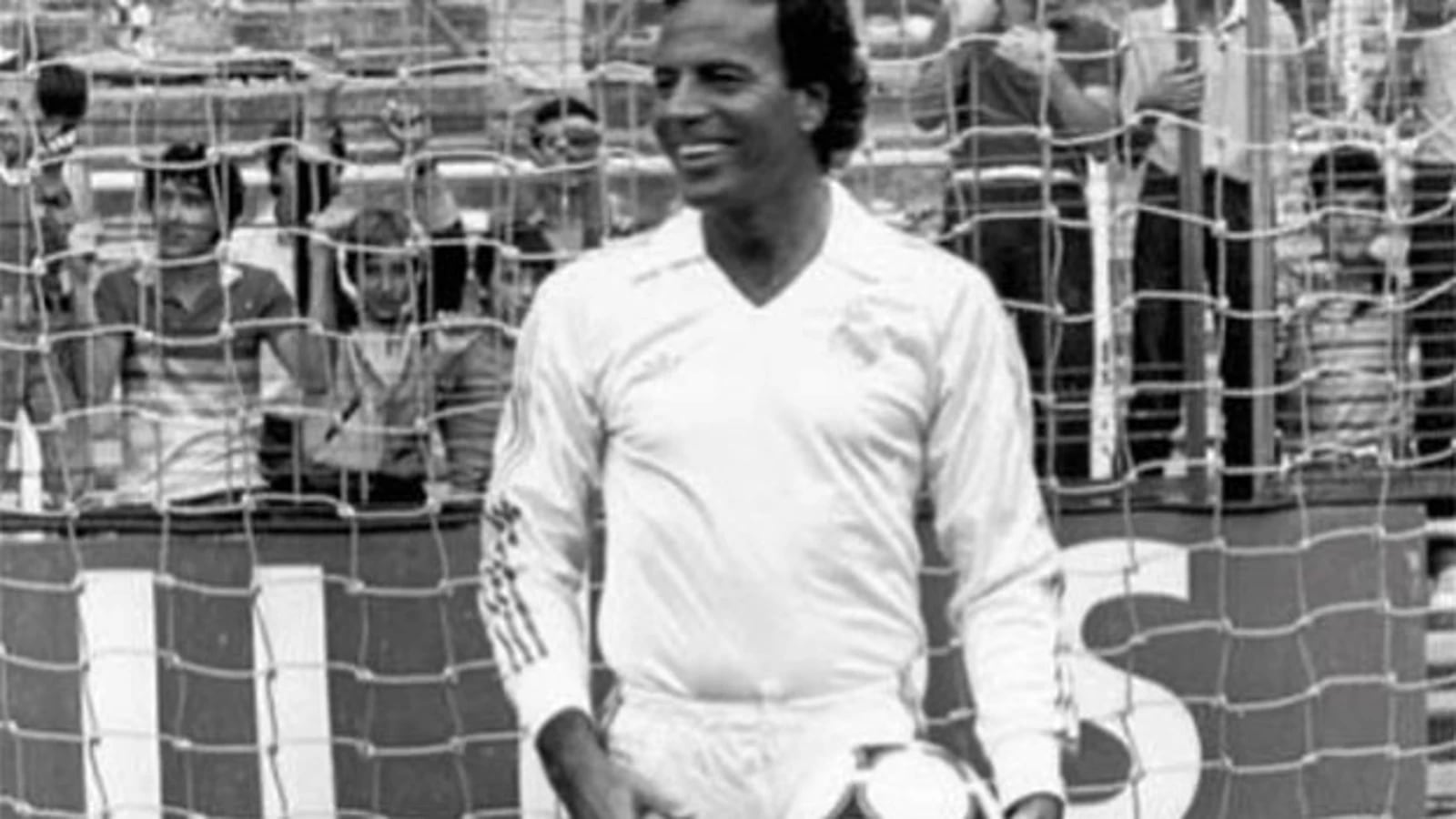 Julio Iglesias con la camiseta del Real Madrid.