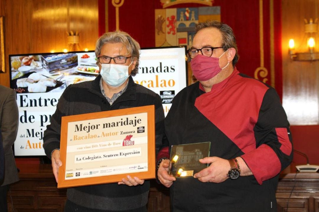 Álvaro Martín recibe el I Premio de Concurso de Maridaje de Bacalao de Autor.