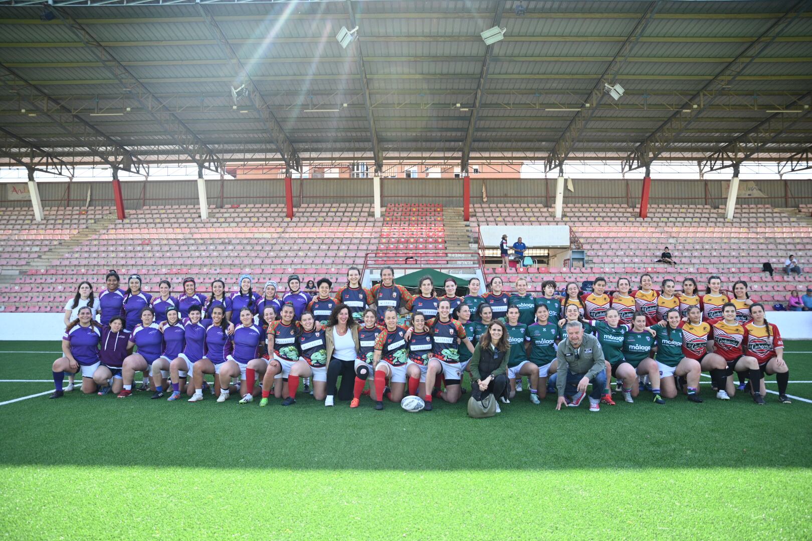 Foto de familia del Campeonato de Andalucía de Rugby 7 Femenino con la participación de URA.