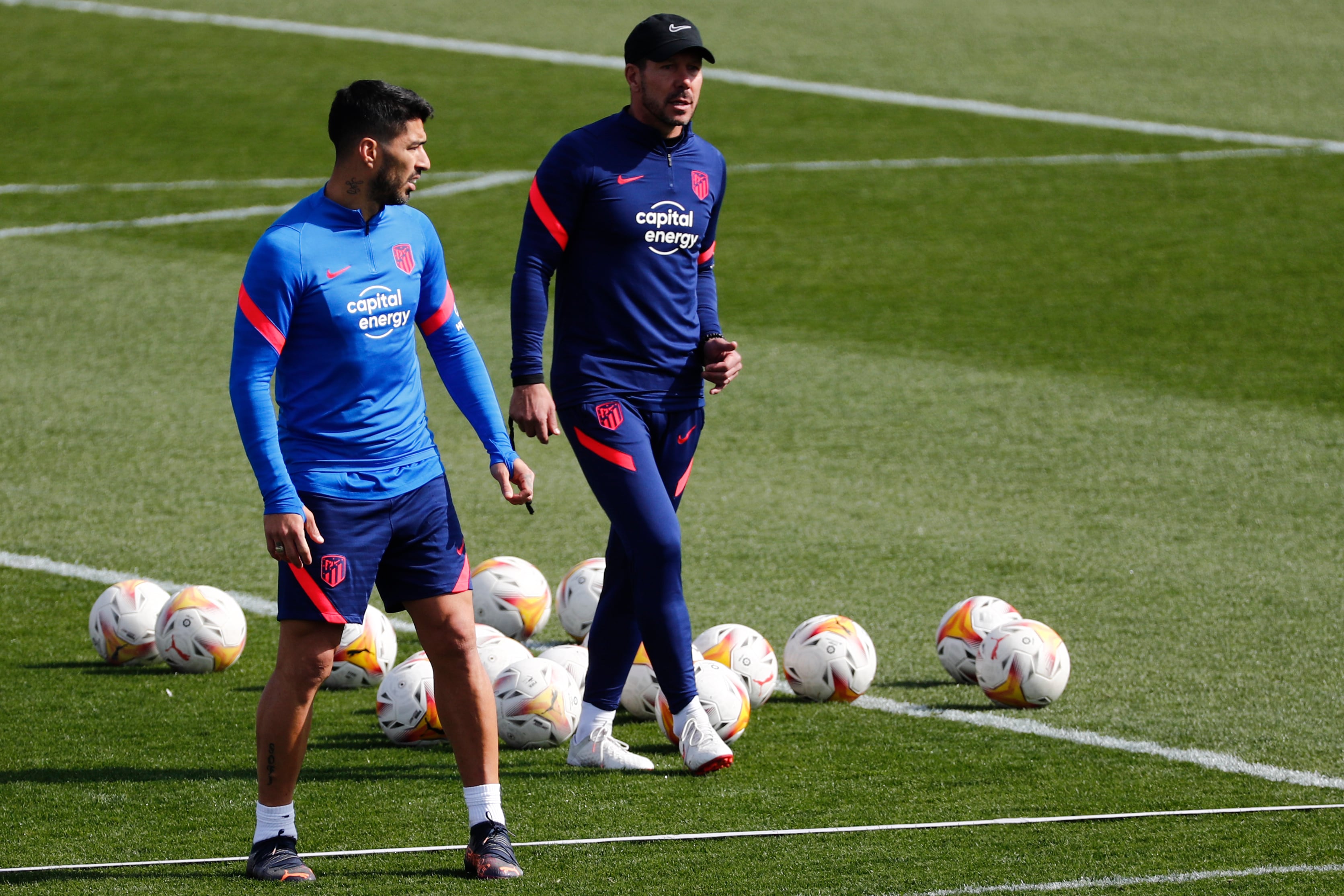 Diego Pablo Simeone junto a Luis Suárez durante el entrenamiento del equipo en la Ciudad deportiva Wanda en Majadahonda