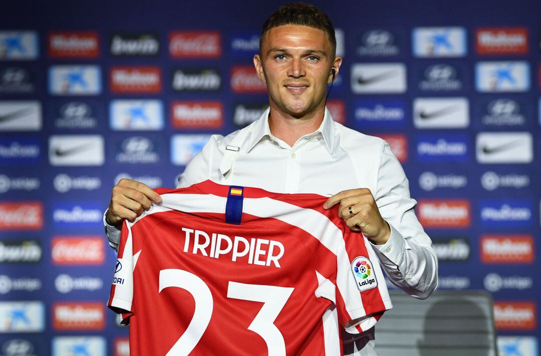 Trippier posa con la camiseta rojiblanca, en su presentación como nuevo jugador del Atlético de Madrid, el pasado verano de 2019