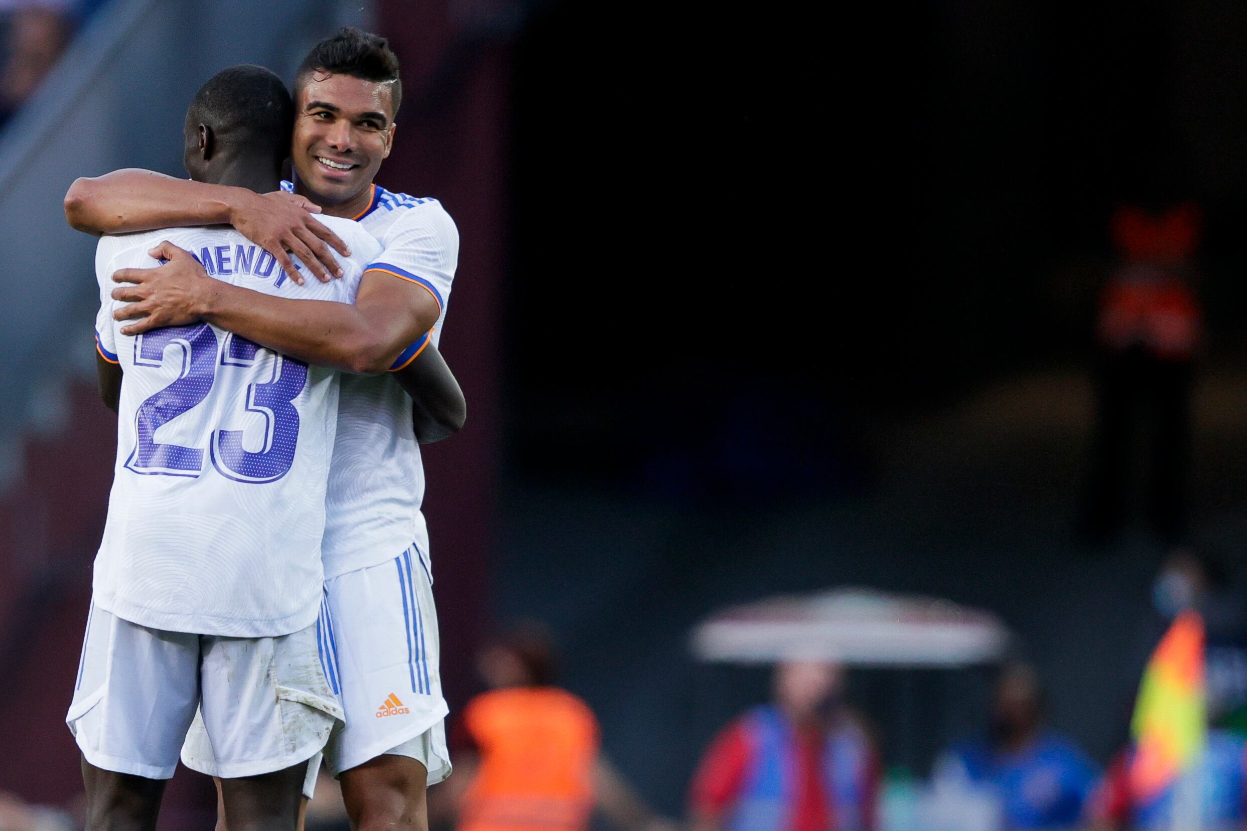 Mendy y Casemiro se abrazan en el Camp Nou el pasado mes de octubre, tras ganar al Barça