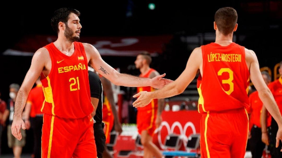 López-Arostegui saluda a Abrines tras vencer a Japón en los JJOO.