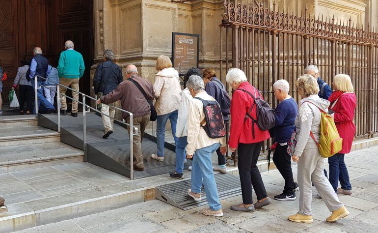 Turistas haciendo cola para entrar a la Catedral de Granada en abril de 2018