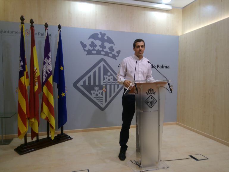 Adrián García es el regidor de Economía y Hacienda.