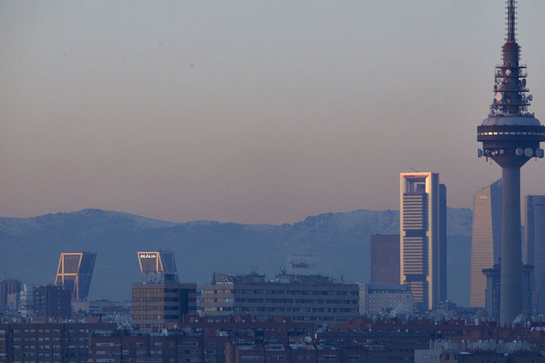 Archivo - Capa de contaminación sobre la ciudad desde el Cerro del Tío Pío en Madrid (España).