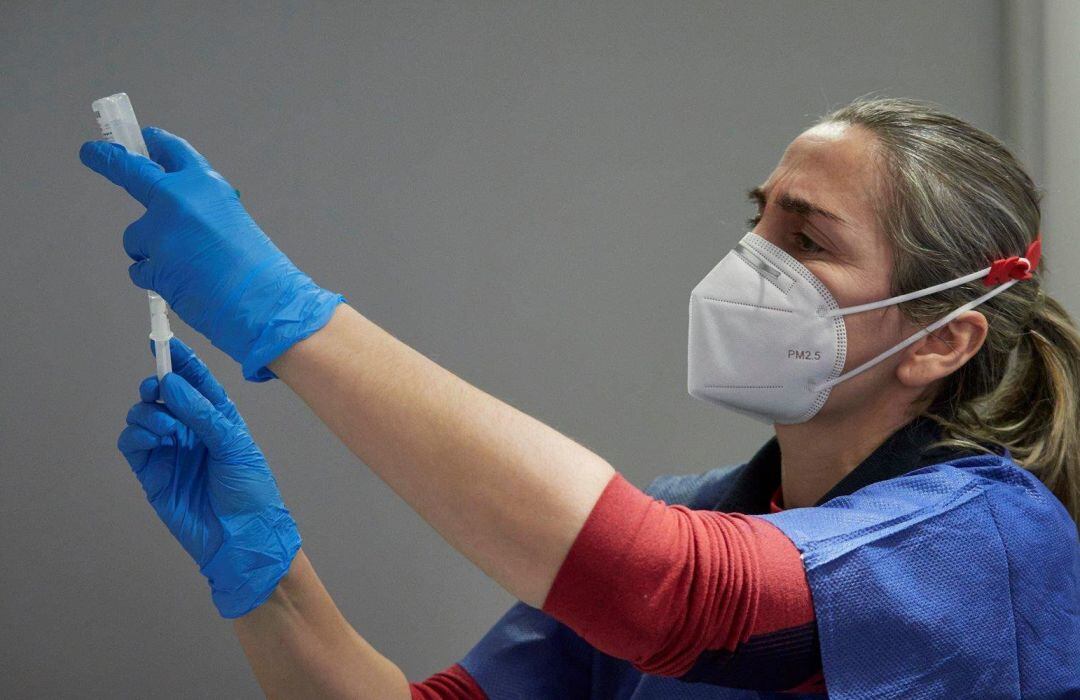 Una trabajadora sanitaria administra vacuna