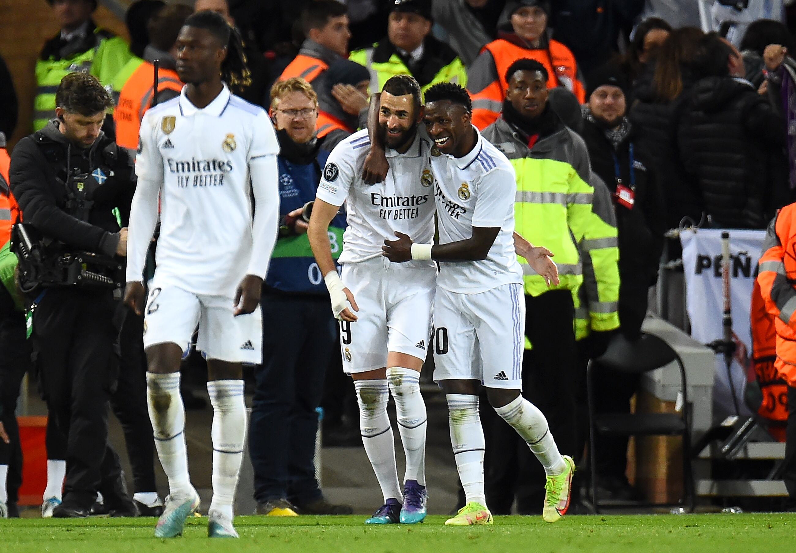 Karim Benzema y Vinicius Junior celebran un gol frente al Liverpool.