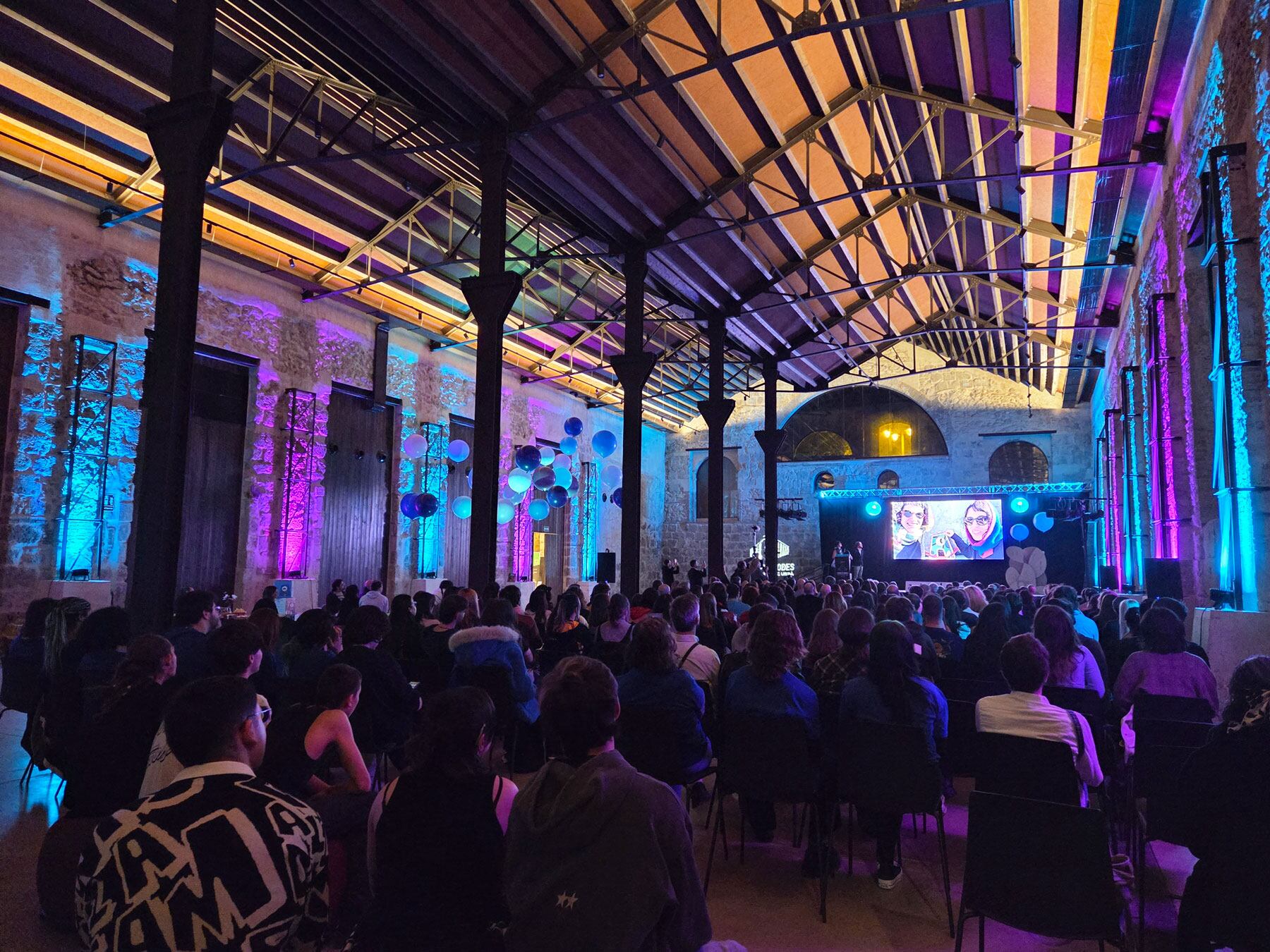 El edificio central de la Fundició Rodes se ha llenado por completo para asistir a la gala de inauguración de Animalcoi