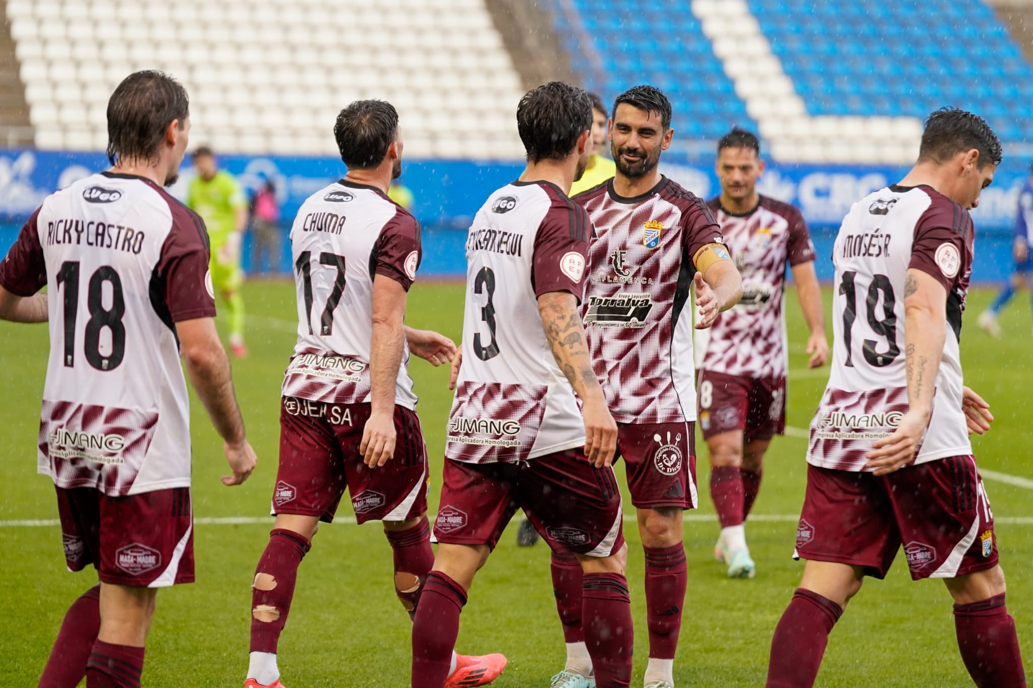 Chacartegui felicitado por sus compañeros tras el gol en Lorca