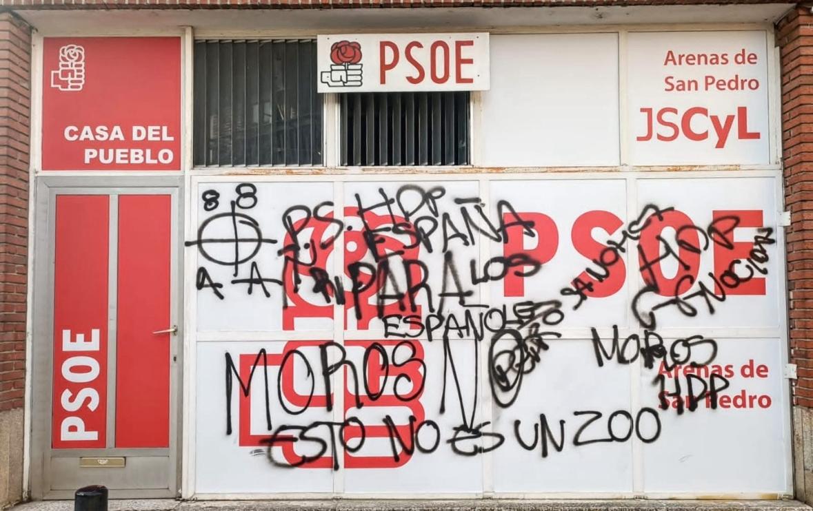 Pintadas en la sede del Psoe en Arenas de San Pedro
