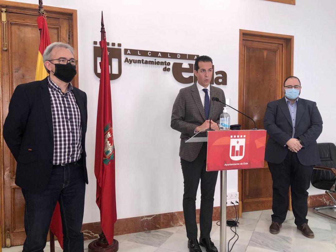 Alfaro junto a Recursos Humanos hablando sobre la oferta pública de empleo