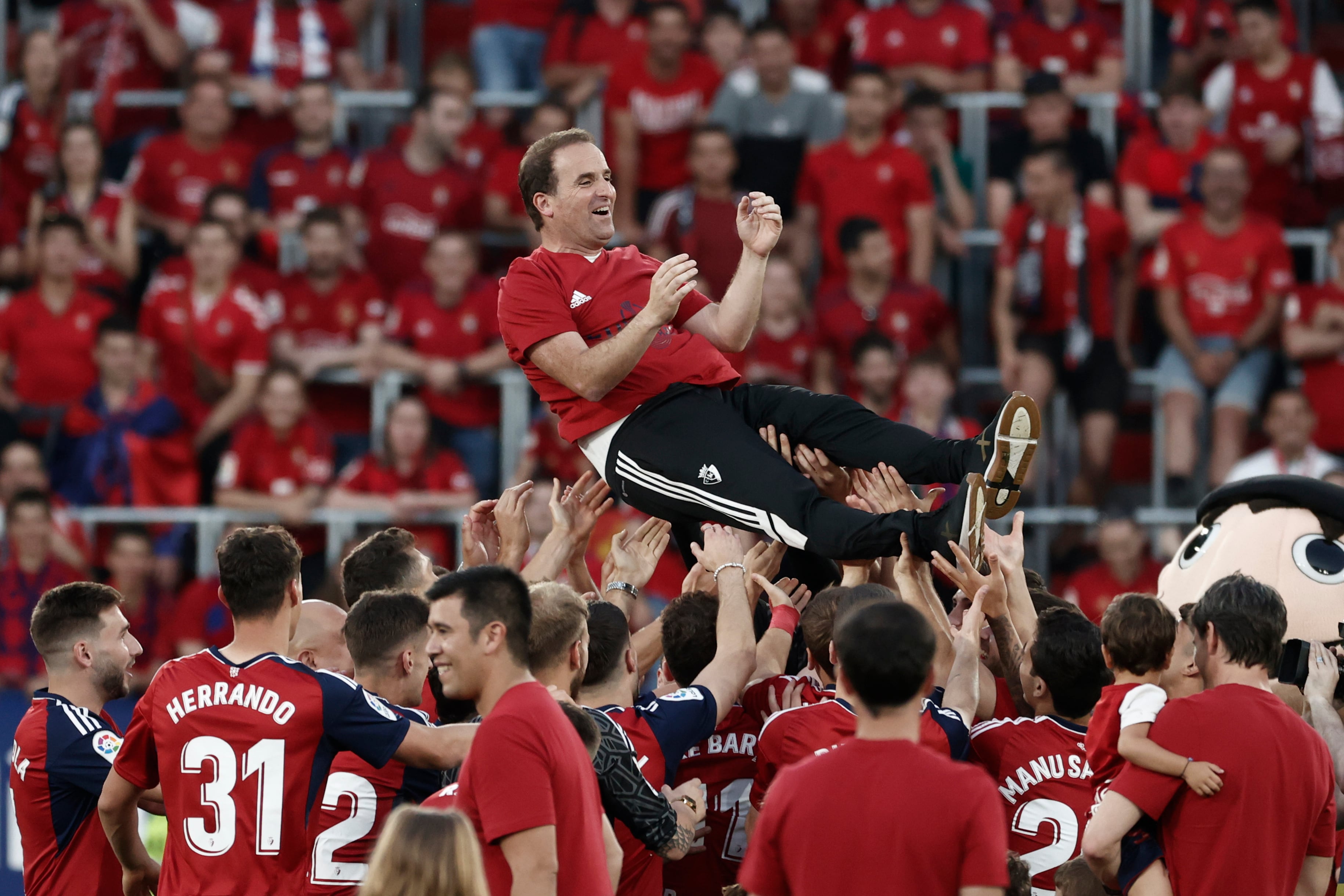 El entrenador de Osasuna, Jagoba Arrasate, manteado por sus jugadores en el estadio de el Sadar al término de la presente temporada